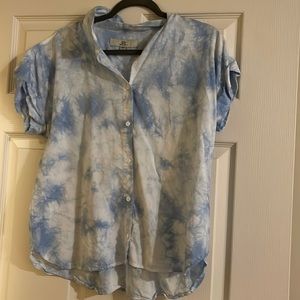 Causal sky blue flowy button down top. Size Medium.